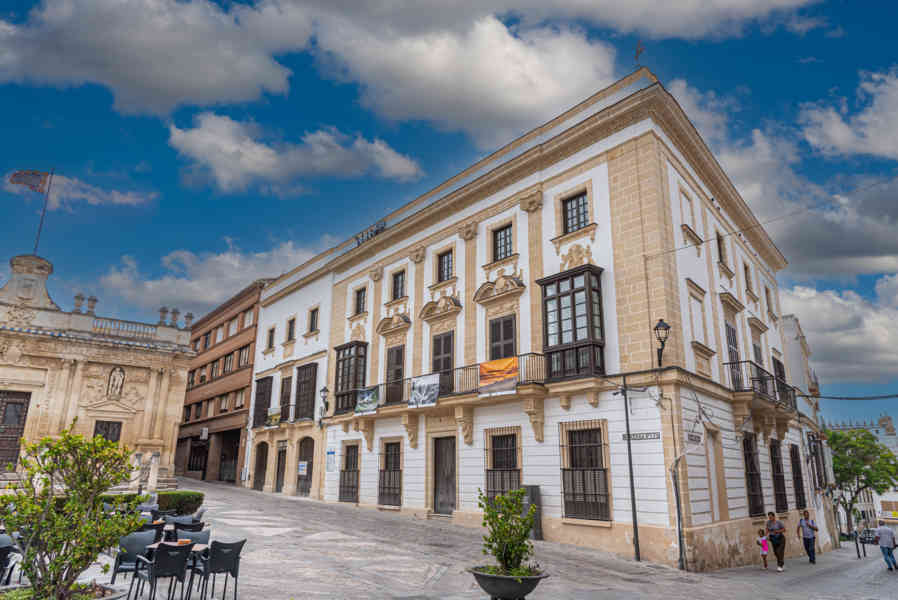 Cádiz - Jerez de la Frontera 08 - plaza de La Asunción y palacio de la Condesa de Casares.jpg